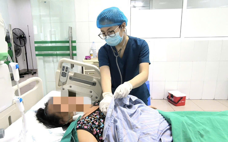 Chăm sóc bệnh nhân tại Bệnh viện Nhiệt đới Trung ương - Ảnh BVCC Chăm sóc bệnh nhân tại Bệnh viện Nhiệt đới Trung ương - Ảnh BVCC