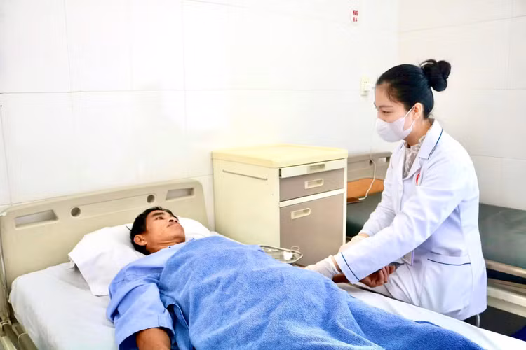 Thăm khám cho người bệnh - Ảnh BVCC