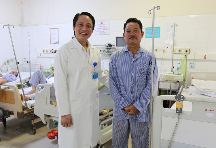 Bs.CKII Ngô Quang Chức, Trưởng khoa Chẩn đoán hình ảnh chia sẻ niềm vui hồi phục cùng người bệnh bị vỡ phình động mạch não.