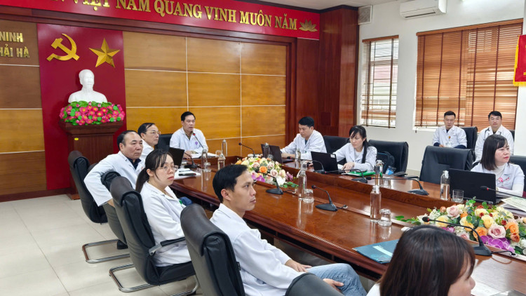 Các bác sĩ tại Trung tâm y tế huyện Hải Hà tham gia hội chẩn cùng bác sĩ của Bệnh viện Bãi Cháy - Ảnh BVCC Các bác sĩ tại Trung tâm y tế huyện Hải Hà tham gia hội chẩn cùng bác sĩ của Bệnh viện Bãi Cháy - Ảnh BVCC