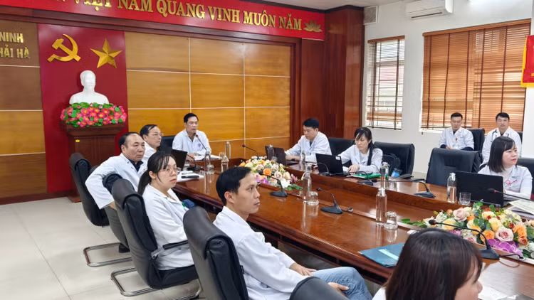 Các bác sĩ tại Trung tâm y tế huyện Hải Hà tham gia hội chẩn cùng bác sĩ của Bệnh viện Bãi Cháy - Ảnh BVCC