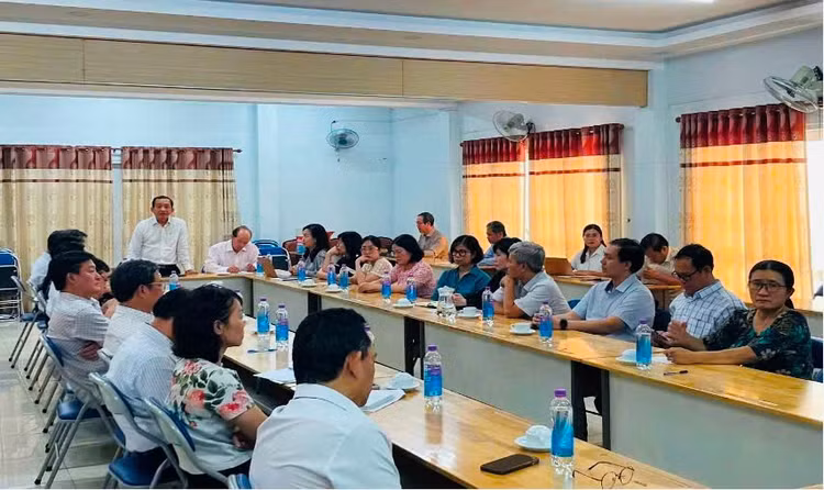 Lãnh đạo Sở Y tế cùng các chuyên gia và đại diện các bệnh viện có triển khai kỹ thuật lọc máu, lọc huyết tương ngày 13/3/2025.