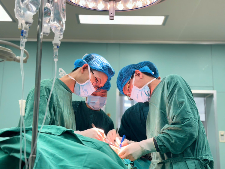 Ca phẫu thuật tạo hình cho bệnh nhân - Ảnh BVCC Ca phẫu thuật tạo hình cho bệnh nhân - Ảnh BVCC