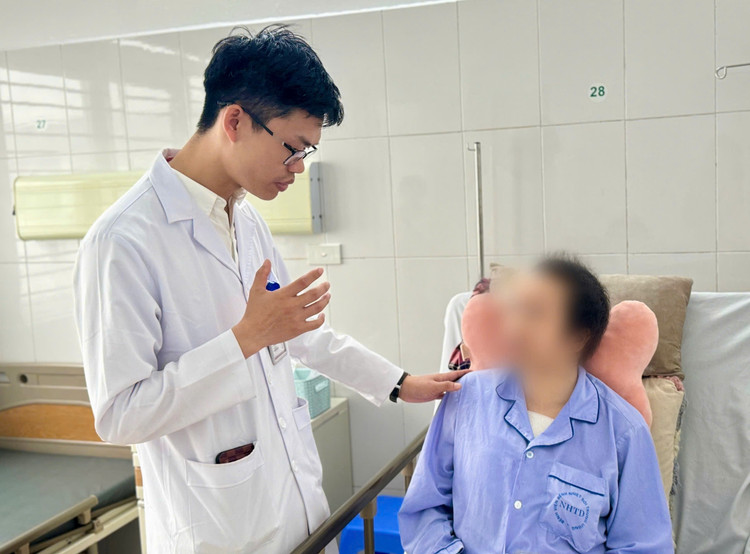 Thăm khám, tư vấn cho bệnh nhân sau phẫu thuật - Ảnh BVCC Thăm khám, tư vấn cho bệnh nhân sau phẫu thuật - Ảnh BVCC