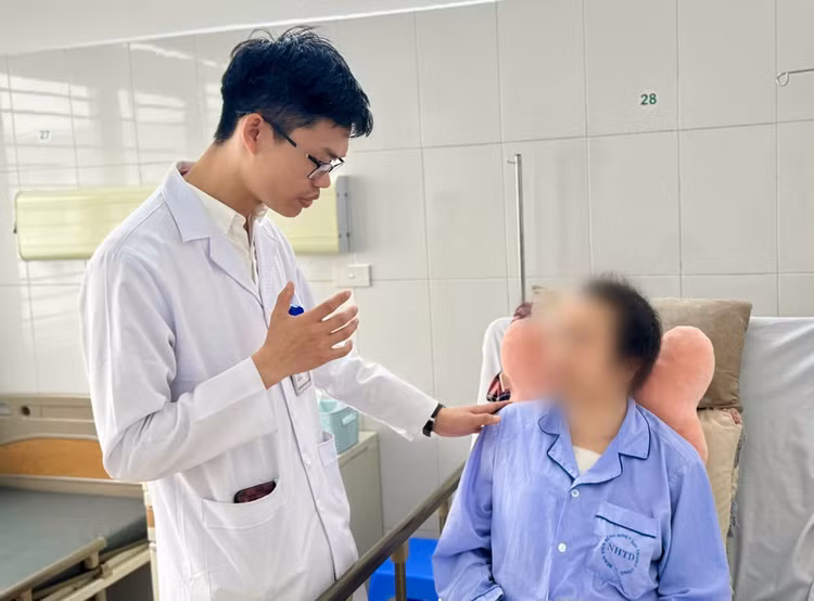 Thăm khám, tư vấn cho bệnh nhân sau phẫu thuật - Ảnh BVCC