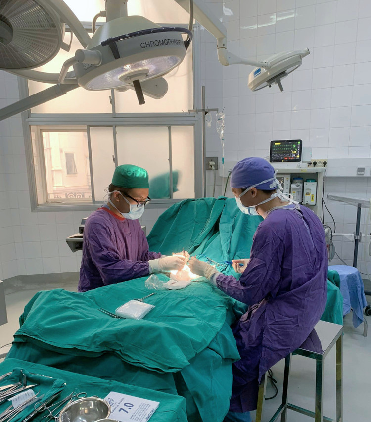 Các bác sĩ đang phẫu thuật cho bệnh nhân T