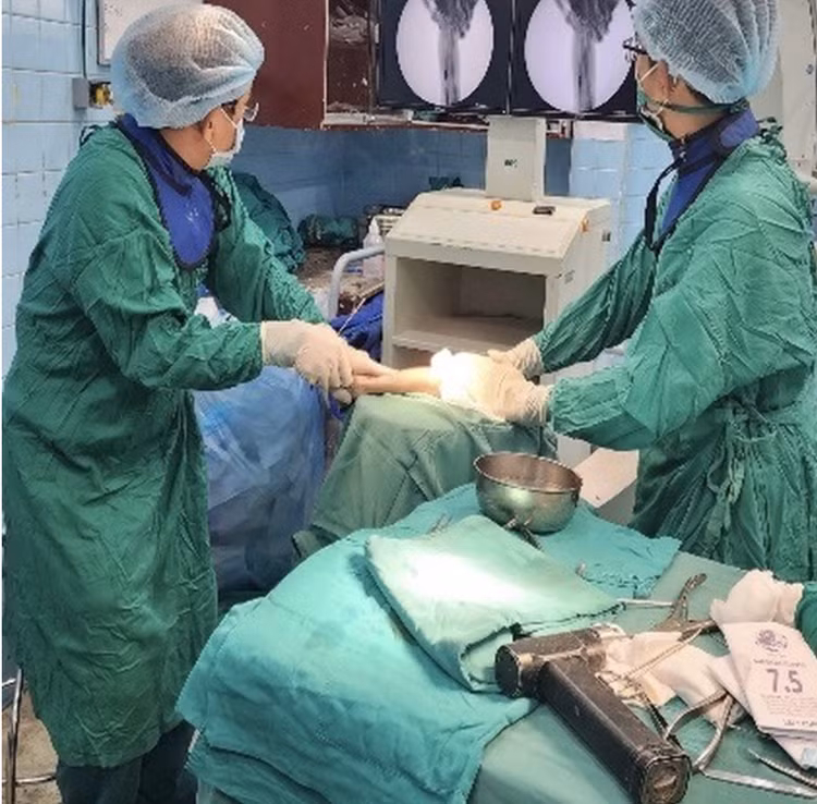 Ca phẫu thuật cánh tay đứt lìa cho bệnh nhi - Ảnh BVCC