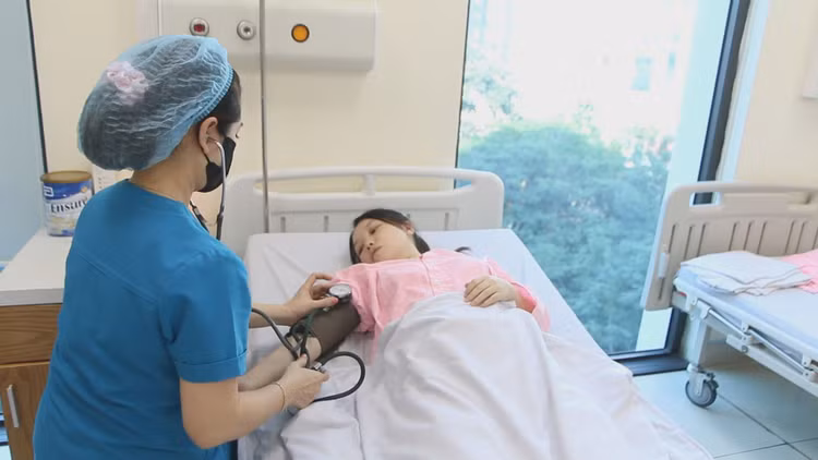 Thăm khám cho sản phụ tại Bệnh viện Phụ sản Hải Phòng