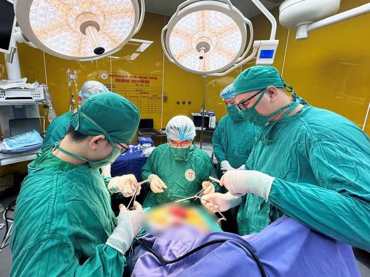 Ca phẫu thuật nối dương vật cho bệnh nhân - Ảnh BVCC