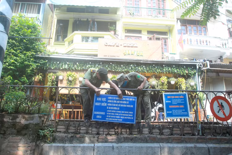 Các biển cảnh báo được treo lắp được dịch sang tiếng anh với nội dung chính là tuyên truyền, vận động người dân và du khách dưới nhiều hình thức, để không còn tình trạng gây mất an toàn hành lang đường sắt.