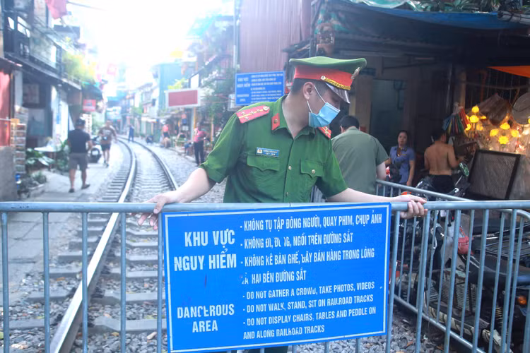 Sáng ngày 15/09, hàng loạt rào chắn đã được lực lượng chức năng chặn, cảnh báo tại khu vực phố cà phê đường tàu.