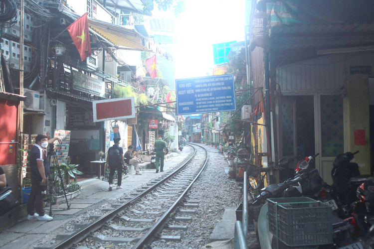 Lực lượng chức năng đang tiến hành kiểm tra, rà soát tại khu vực đường ray tàu hỏa.