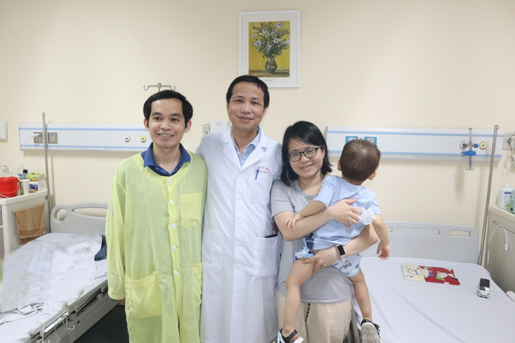 Cháu bé khỏe mạnh sau 12 giờ tán sỏi