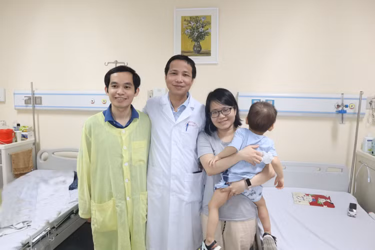 Cháu bé khỏe mạnh sau 12 giờ tán sỏi