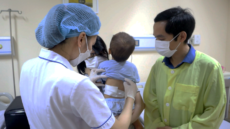 Tán sỏi thận bằng đường hầm siêu nhỏ cho trẻ 27 tháng tuổi ảnh 1