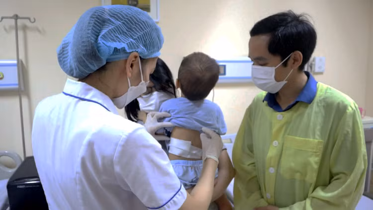 Tán sỏi thận bằng đường hầm siêu nhỏ cho trẻ 27 tháng tuổi ảnh 1