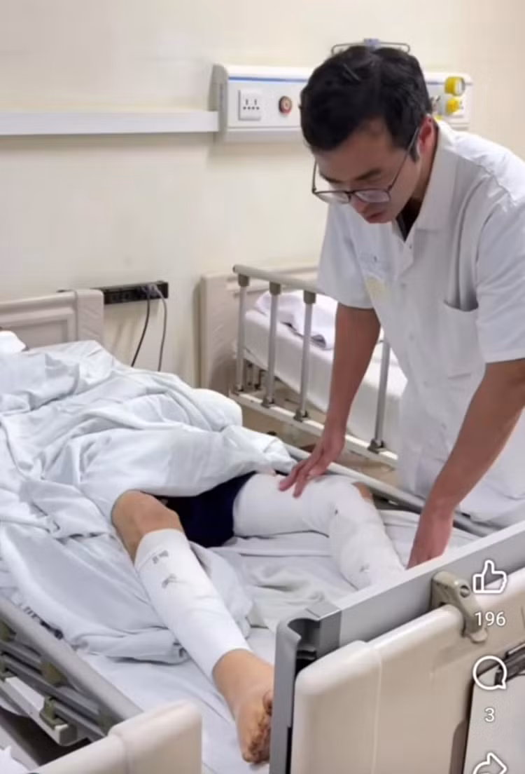 Thăm khám cho bệnh nhân tắc mạch chi tại Bệnh viện Hữu nghị Việt Đức - Ảnh BVCC Thăm khám cho bệnh nhân tắc mạch chi tại Bệnh viện Hữu nghị Việt Đức - Ảnh BVCC