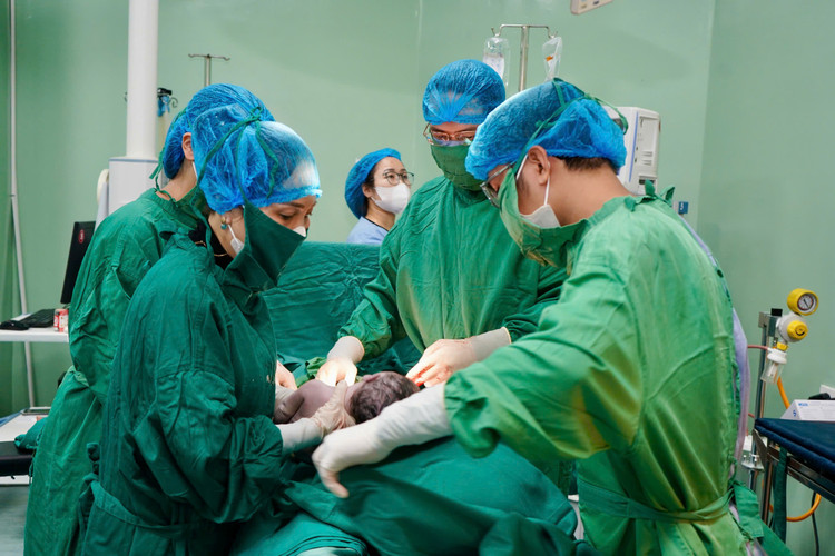 Ekip chào đón bé trai chào đời khỏe mạnh, nặng 3 kg - Ảnh BVCC