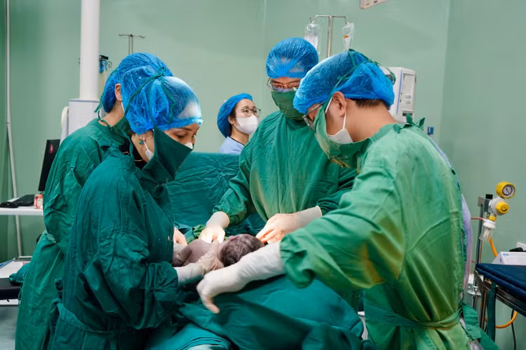 Ekip chào đón bé trai chào đời khỏe mạnh, nặng 3 kg - Ảnh BVCC