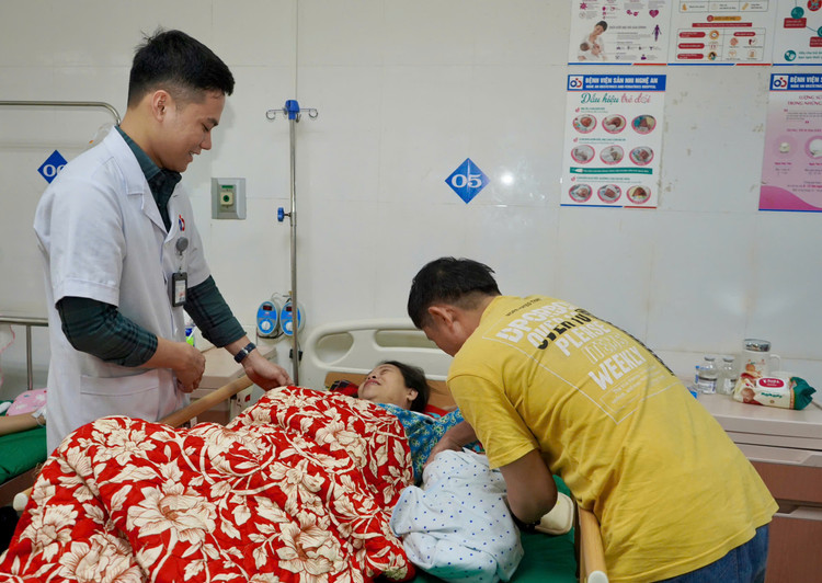 Bác sĩ thăm khám kiểm tra sức khỏe sản phụ và bé sau sinh - Ảnh BVCC