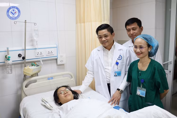 GS.TS Nguyễn Duy Ánh hỏi thăm sản phụ sau sinh tại bệnh viện - Ảnh BVCC