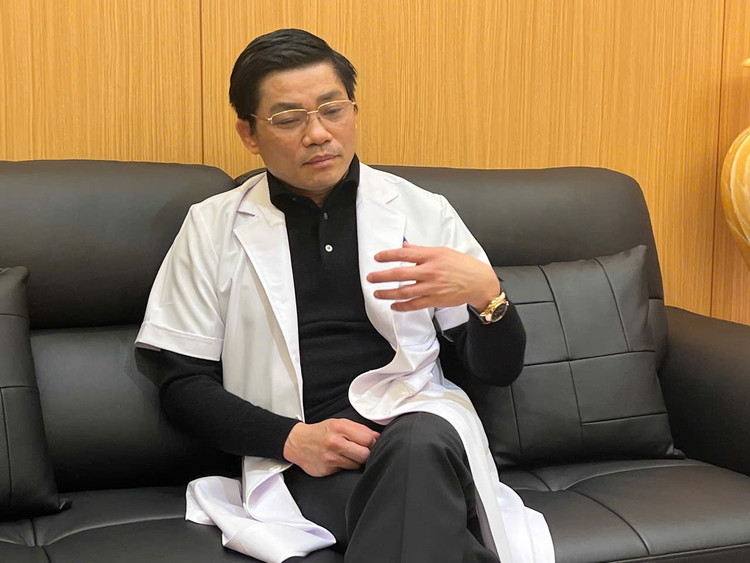 GS.TS Nguyễn Duy Ánh trao đổi với phóng viên.