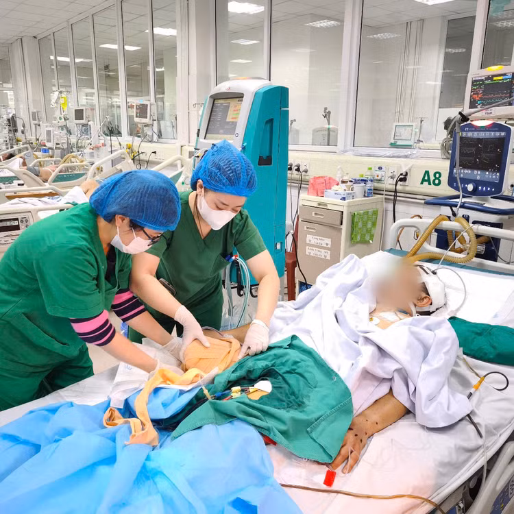 Hồi sức tích cực cho bệnh nhân - Ảnh BVCC Hồi sức tích cực cho bệnh nhân - Ảnh BVCC