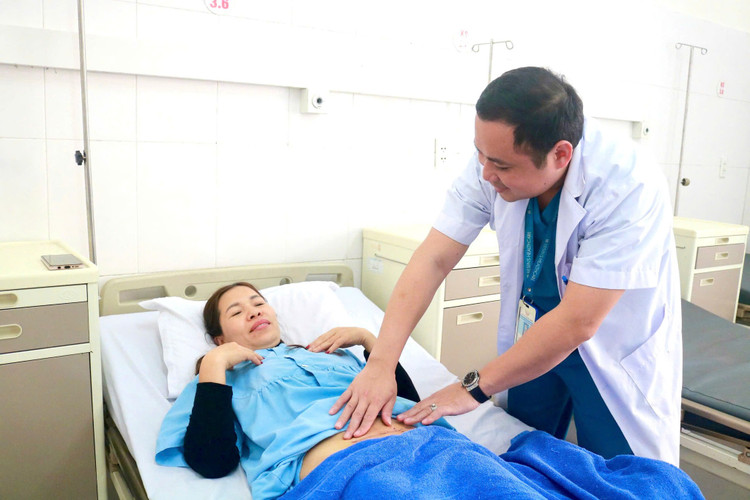 Thăm khám cho bệnh nhân sau ca phẫu thuật - Ảnh BVCC Thăm khám cho bệnh nhân sau ca phẫu thuật - Ảnh BVCC