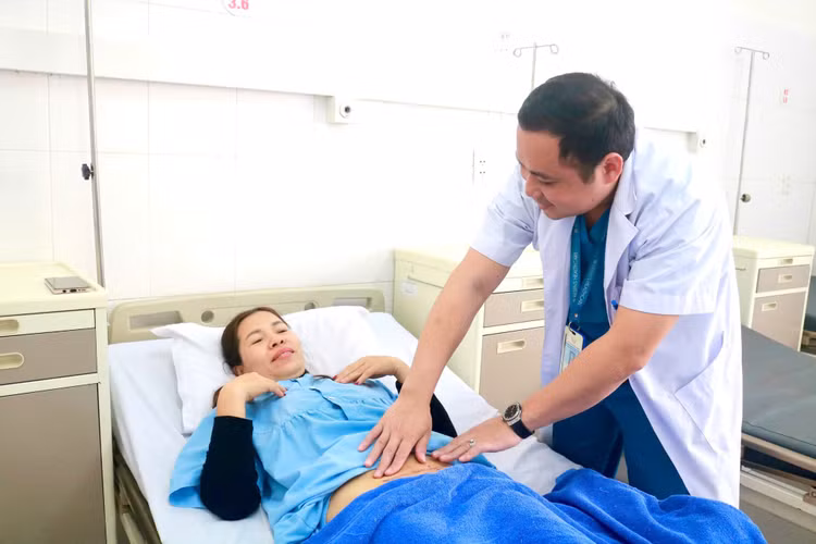 Thăm khám cho bệnh nhân sau ca phẫu thuật - Ảnh BVCC