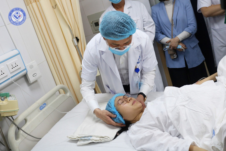 Thăm khám cho bệnh nhân sau sinh tại Bệnh viện Phụ sản TƯ - Ảnh BVCC