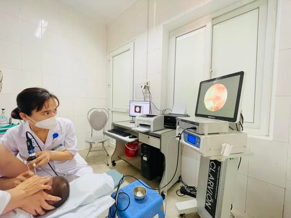 Bác sĩ lấy hạt hạt đỗ tương trong tai cho trẻ - Ảnh BVCC
