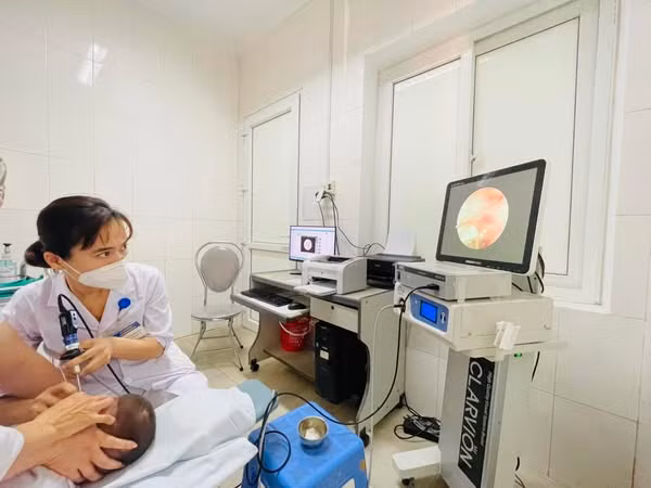 Bác sĩ lấy hạt hạt đỗ tương trong tai cho trẻ - Ảnh BVCC