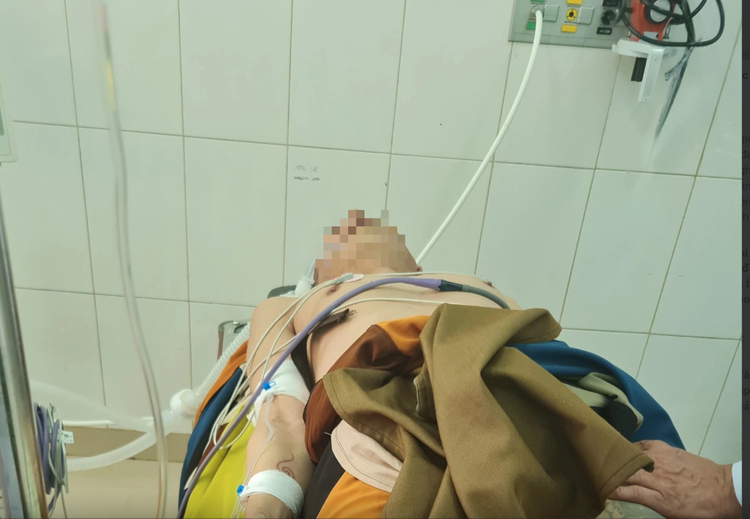 Bệnh nhân thời điểm được đưa vào cấp cứu tại Bệnh viện Đa khoa tỉnh Quảng Trị - Ảnh BVCC