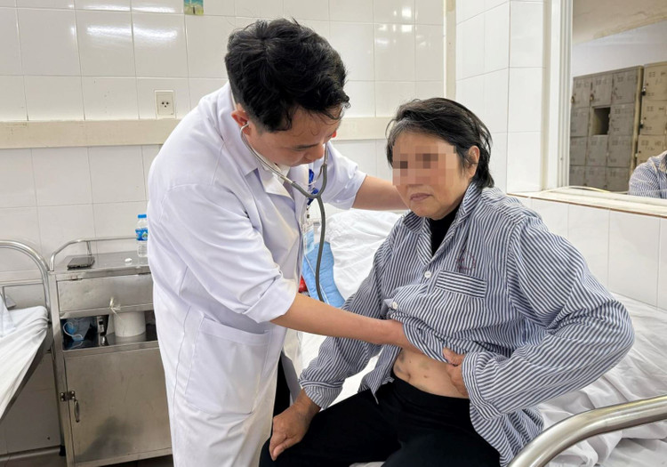 Bác sĩ Ngô Văn Tuấn, Phó phụ trách khoa Tim mạch thăm khám lại cho bệnh nhân bị kẹt van tim nhân tạo do huyết khối