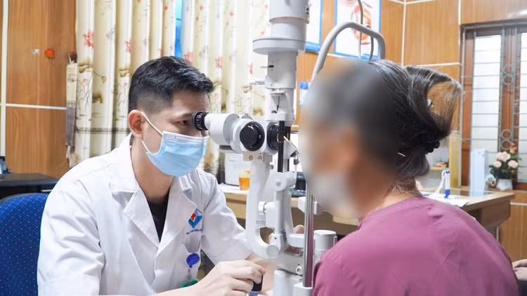 Đau đầu, mờ mắt tưởng cận thị, không ngờ trẻ mắc u não nguy hiểm