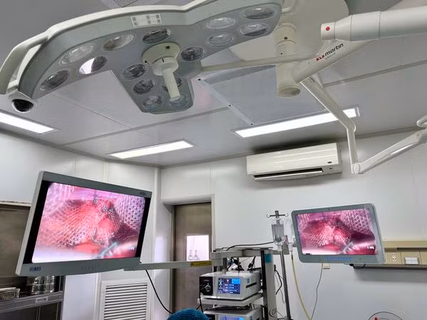 Đặt lưỡi treo tử cung lên thành bụng trị sa sinh dục - Ảnh BVCC