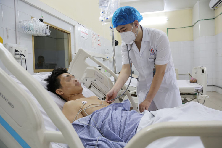 Bệnh nhân bị đuối nước hồi phục tốt, được bác sĩ khoa Hồi sức tích cực thăm khám, kiểm tra sức khỏe - Ảnh BVCC