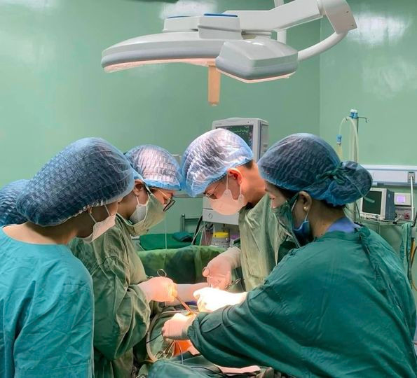 Ca phẫu thuật lấy u cho bệnh nhân - Ảnh BVCC