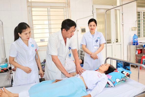 Thăm khám cho bệnh nhân sau phẫu thuật - Ảnh BVCC
