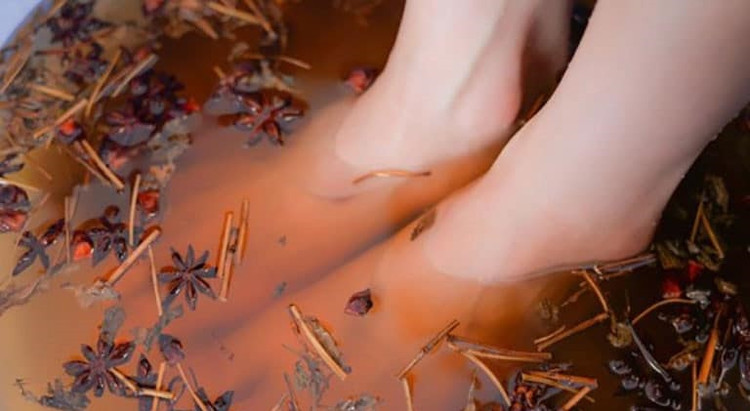 Chú thích ảnh: Ngâm chân thảo dược là phương pháp trị bệnh độc đáo, thuộc phạm vi “Dược dục liệu pháp” của y học cổ truyền - Ảnh minh hoạ