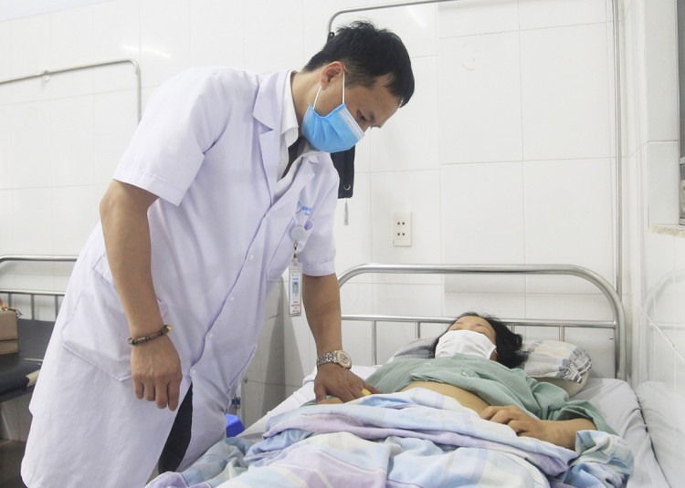 BSCKI Nguyễn Văn Mạnh thăm khám cho bệnh nhân