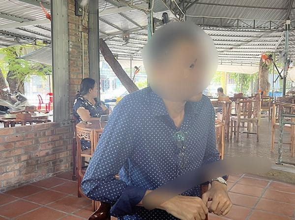 Anh N.H.N (TP Huế) lấy mẫu tóc của vợ để đưa cơ quan xét nghiệm danh tính cho con Anh N.H.N (TP Huế) lấy mẫu tóc của vợ để đưa cơ quan xét nghiệm danh tính cho con