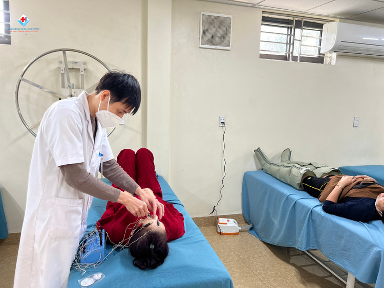 Châm cứu chữa liệt mặt tại bệnh viện đa khoa Hùng Vương