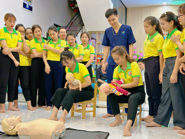 Các bác sĩ hướng dẫn các cô giáo tại chương trình tập huấn kĩ năng cấp cứu dị vật đường thở