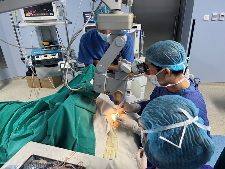 Ghép giác mạc mang lại ánh sáng cho 2 người mù lòa