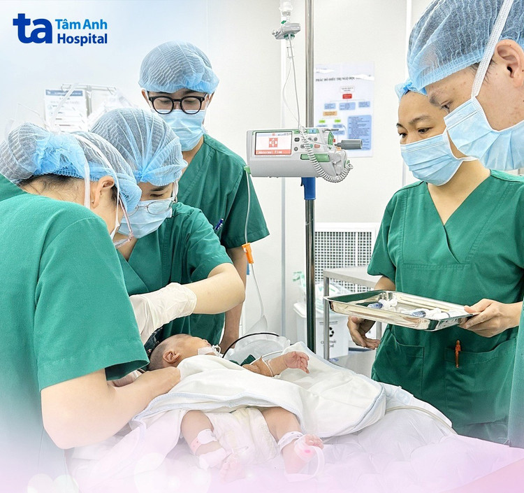 Mổ khẩn cứu bé gái sinh non ngừng thở bị teo ruột từ trong bụng mẹ