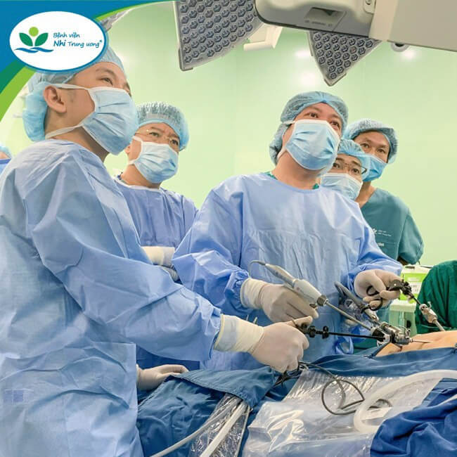 Ekip tiến hành phẫu thuật trong gần 5 giờ đồng hồ