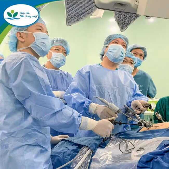 Ekip tiến hành phẫu thuật trong gần 5 giờ đồng hồ