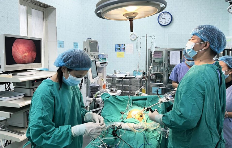 Chủ quan con kêu đau bụng khiến trẻ viêm phúc mạc ruột thừa nguy kịch ảnh 1