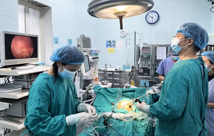 Chủ quan con kêu đau bụng khiến trẻ viêm phúc mạc ruột thừa nguy kịch ảnh 1